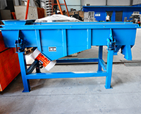 多層直線振動篩篩層可達6層，物料可同時篩分出7種不同等級的物料。